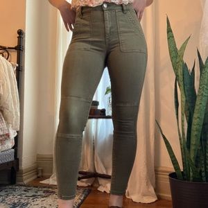 Olive green cropped AE pants 🦅